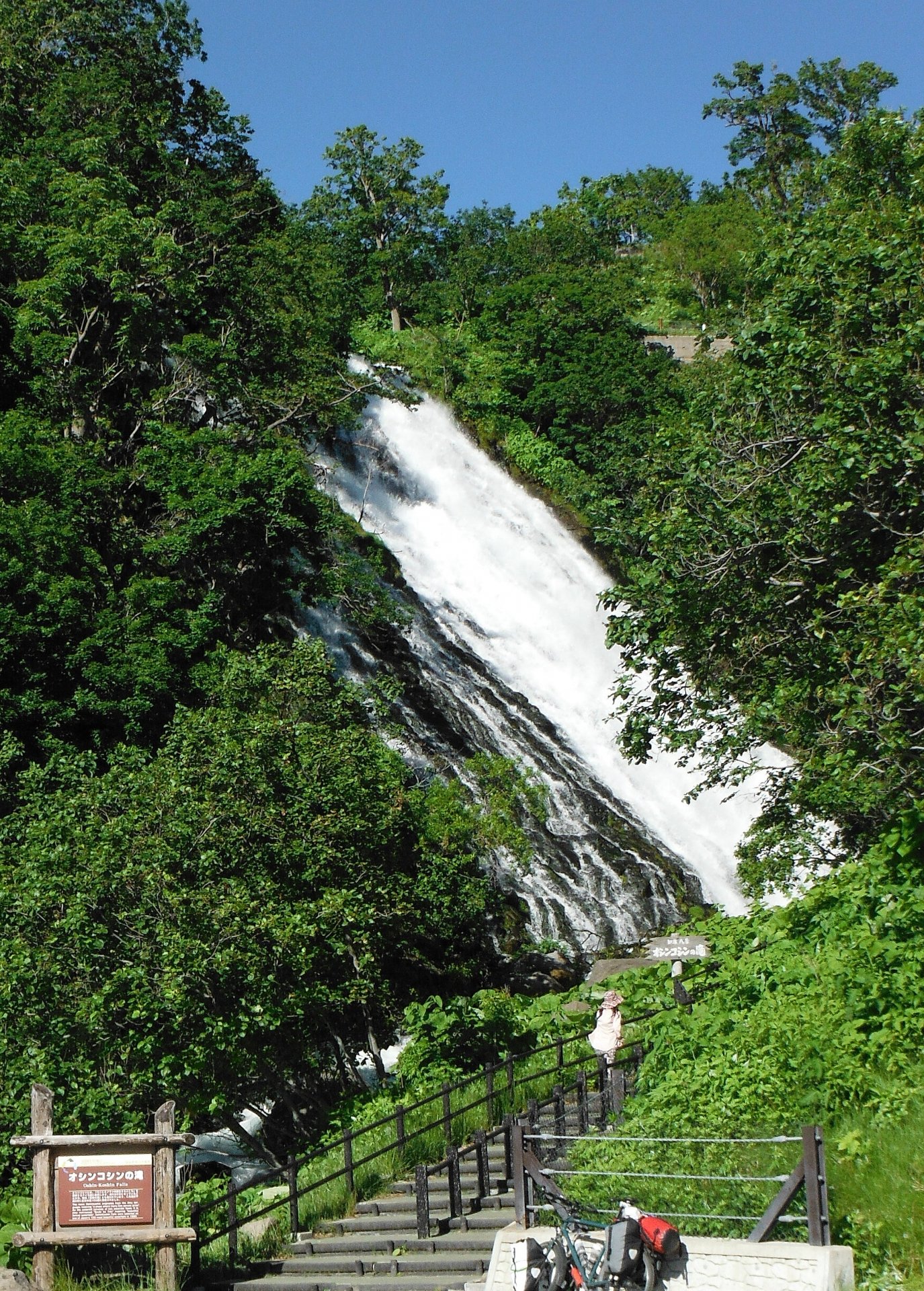 夏の北海道観光人気スポット20選　15位:オシンコシンの滝