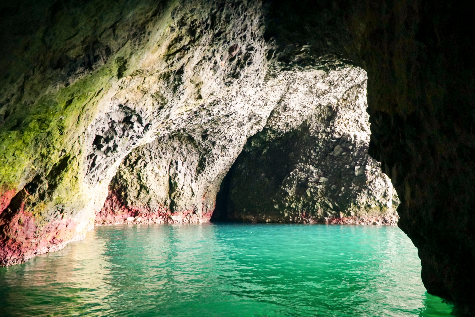 北海道観光で絶景スポット30選　11位:青の洞窟