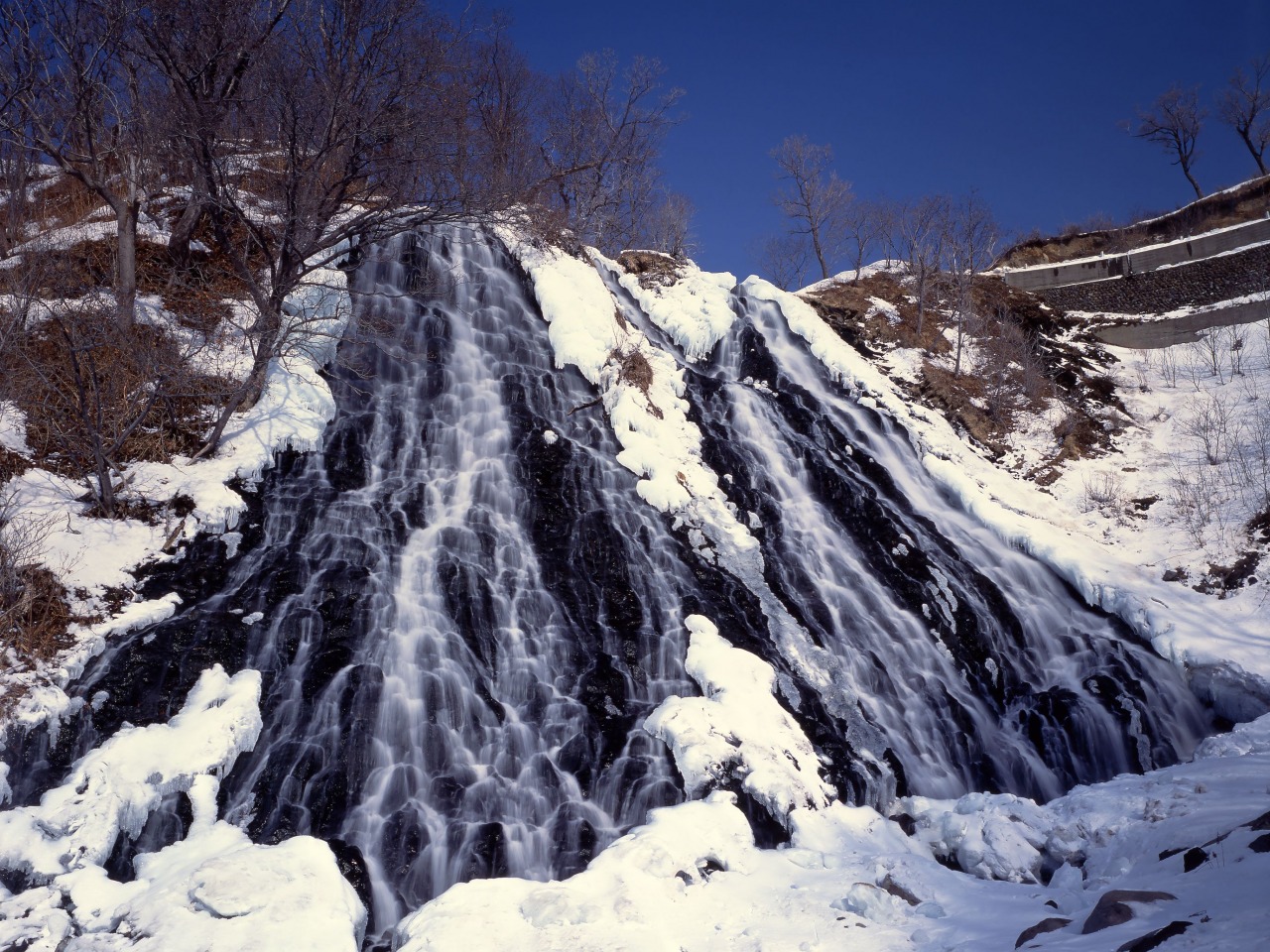 北海道観光の世界遺産・知床のおすすめスポット20選　7位:オシンコシンの滝
