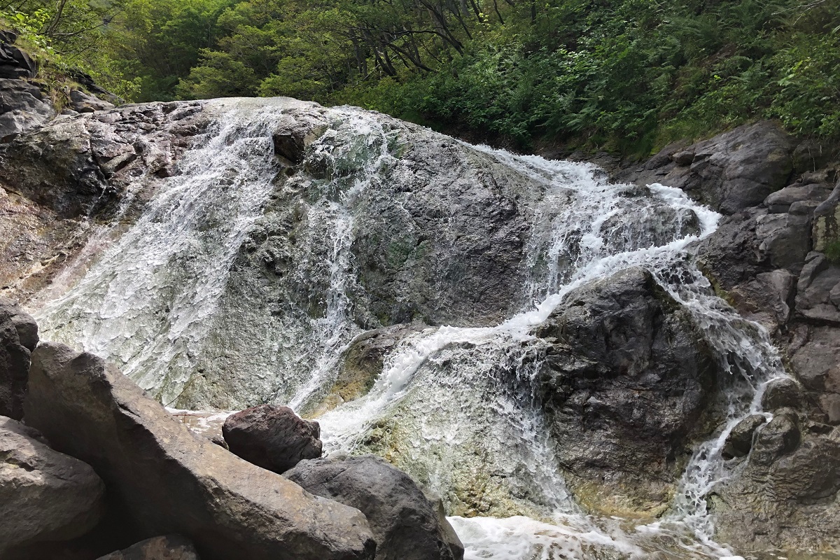 北海道観光の世界遺産・知床のおすすめスポット20選　5位:カムイワッカ湯の滝
